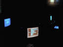 Trzy monitory w ciemności